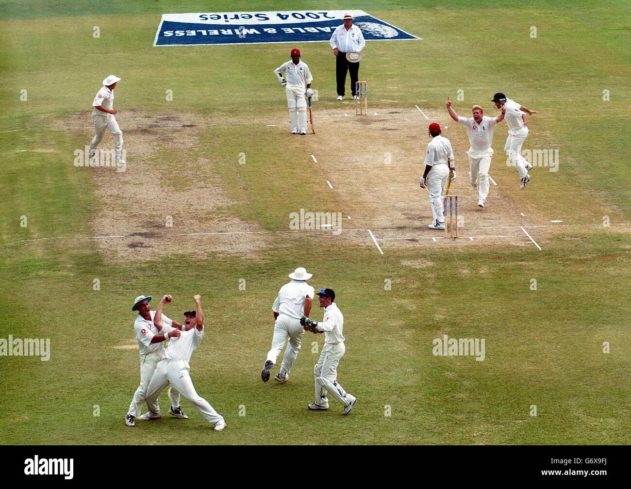 England-Slip-Fielder Andrew Flintoff feiert den Ball zu fangen, um den westindischen Batman Ryan Hinds zu entlassen, um einen Hattrick für Bowler Matthew Hoggard zu absolvieren, während des dritten Tages des 3. Tests im Kensington Oval, Bridgetown, Barbados. Stockfoto