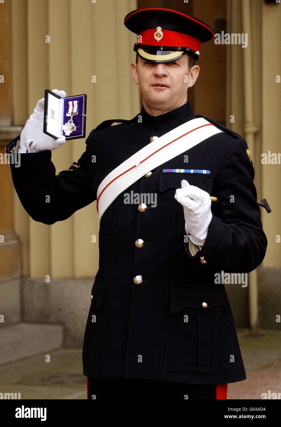 Pferdekorporal Michael Flynn von den Blues and Royals steht mit seinem auffälligen Gallantry Cross am Buckingham Palace, London, nachdem er es vom Prince of Wales für den Dienst im Irak erhalten hat. Stockfoto