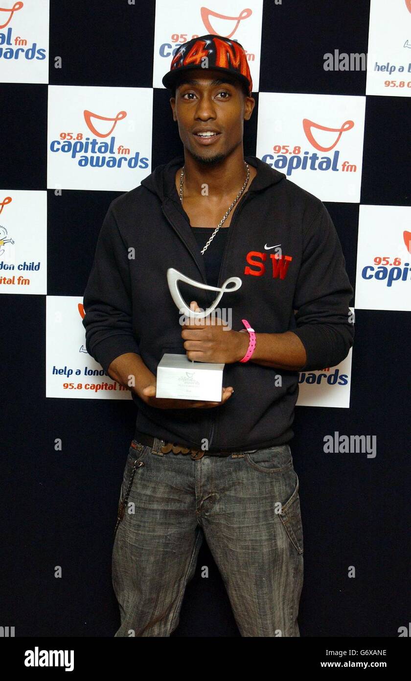 Sänger Simon Webbe von der Boyband Blue mit ihrer Auszeichnung für den besten Konzert Act während der Capital FM Awards 2004 für Help A London Child im Royal Lancaster Hotel in West London. Die Preise feiern Londons Lieblingsmusik und -Musiker und werden von Capital FM-Hörern gewählt. Stockfoto