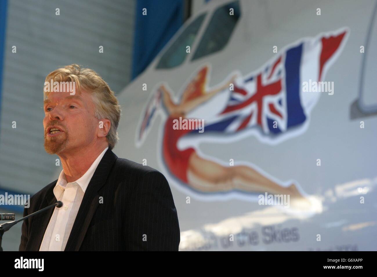 Sir Richard Branson im Airbus-Werk in Toulouse. Die Königin benannte heute Abend zum ersten Mal eines der Flugzeuge von Sir Richard Branson und erklärte es zur „Königin der Lügenkinder“. In einem Hangar in Toulouse wurde sie vom Unternehmer beobachtet, als sie am letzten Tag ihres Staatsbesuchs in Frankreich seinen neuesten Virgin Atlantic Airbus A340-600 vorstellte. Stockfoto