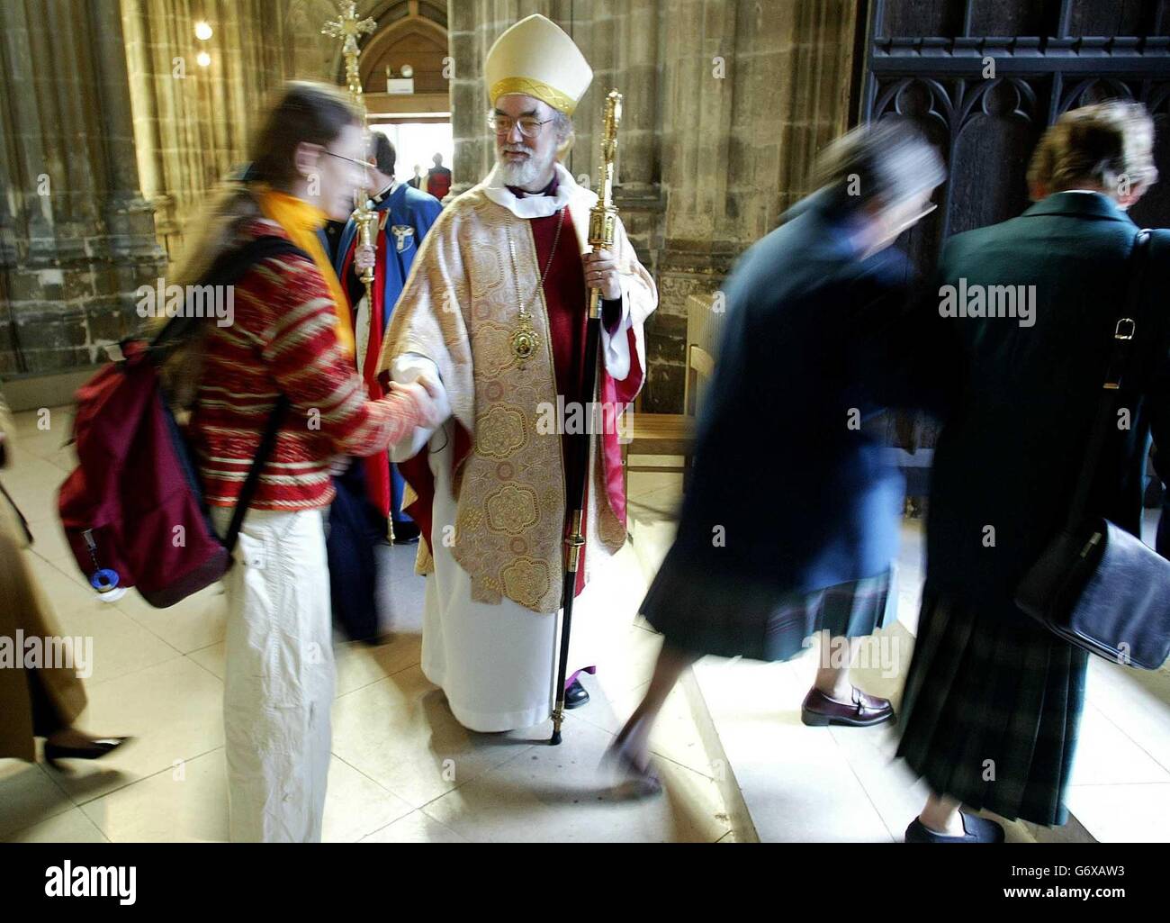 Der Erzbischof von Canterbury, Dr. Rowan Williams, begrüßt seine Gemeinde nach dem Osterfest in der Kathedrale von Canterbury. Stockfoto