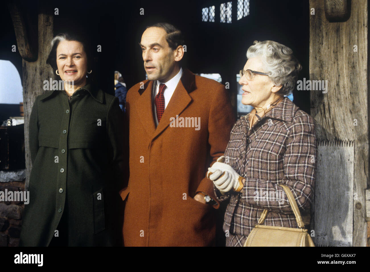 Der ehemalige liberale Führer Jeremy Thorpe, mit seiner Frau Marion (l.) und seiner Mutter Ursula in der Stadt Dunster in Somerset, nachdem er und drei andere vor dem Minehead Magistrates' Court wegen Verschwörung zur Tötung von Norman Scott vor dem Old Bailey vor Gericht gestellt worden waren. Stockfoto