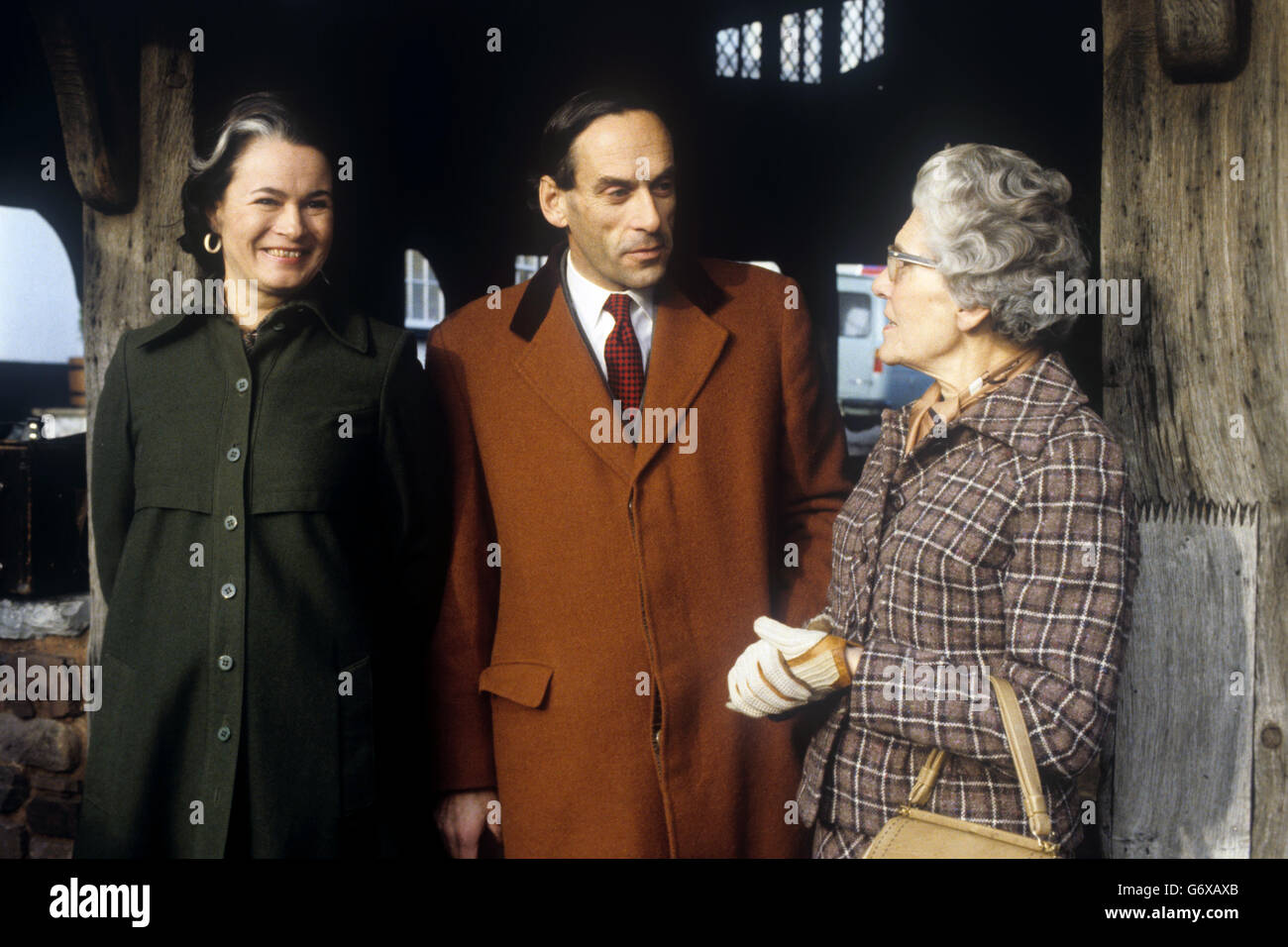 Der ehemalige liberale Führer Jeremy Thorpe, mit seiner Frau Marion (l.) und seiner Mutter Ursula in der Stadt Dunster in Somerset, nachdem er und drei andere vor dem Minehead Magistrates' Court wegen Verschwörung zur Tötung von Norman Scott vor dem Old Bailey vor Gericht gestellt worden waren. Stockfoto