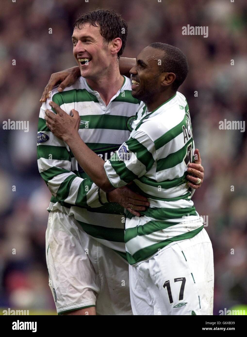 Chris Sutton (links) von Celtic feiert mit seinem Teamkollegen Didier Agathe, nachdem er im Halbfinale des Tennent's Scottish Cup in Hampden Park, Glasgow, gegen Livingston FC gewonnen hatte. NUR FÜR REDAKTIONELLE ZWECKE Stockfoto