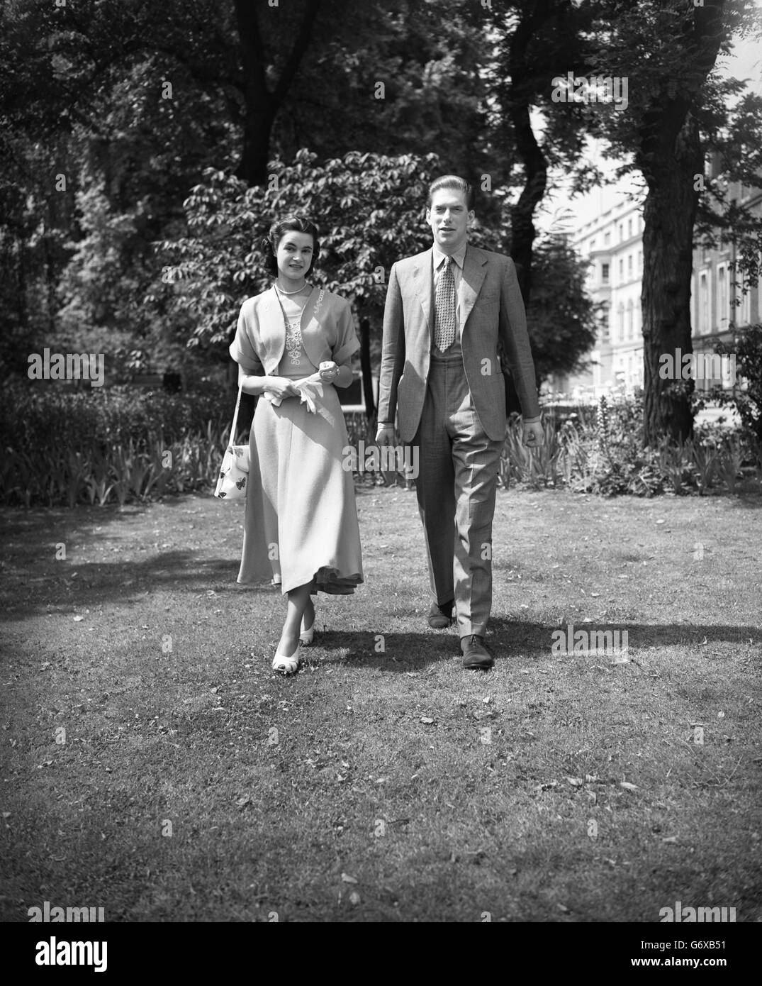 Der Earl of Harewood und seine Verlobte Marion Stein im St. James's Palace, London, haben heute ihre Verlobung bekannt gegeben. Lord Harewood, 26, ist der ältere Sohn der Prinzessin Royal und der verstorbene Graf und steht auf dem elften Platz in der Thronfolge. Miss Stein, 22, wurde in Wien geboren und ist Konzertpianistin. Stockfoto