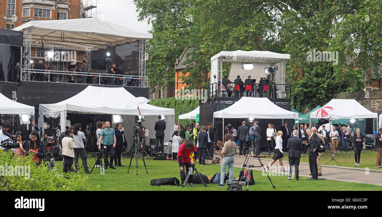Ein Blick auf TV-Nachrichten außerhalb der Sendung über das Ergebnis des EU-Referendums im The College Garden in London auf Freitag, 24. Juni 2016 Stockfoto