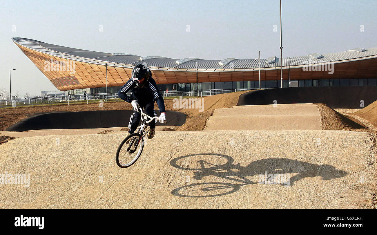 Auf der BMX-Strecke, British Cycling BMX Coach John Stockwell während der Fotozelle im Lee Valley VeloPark, London. Stockfoto