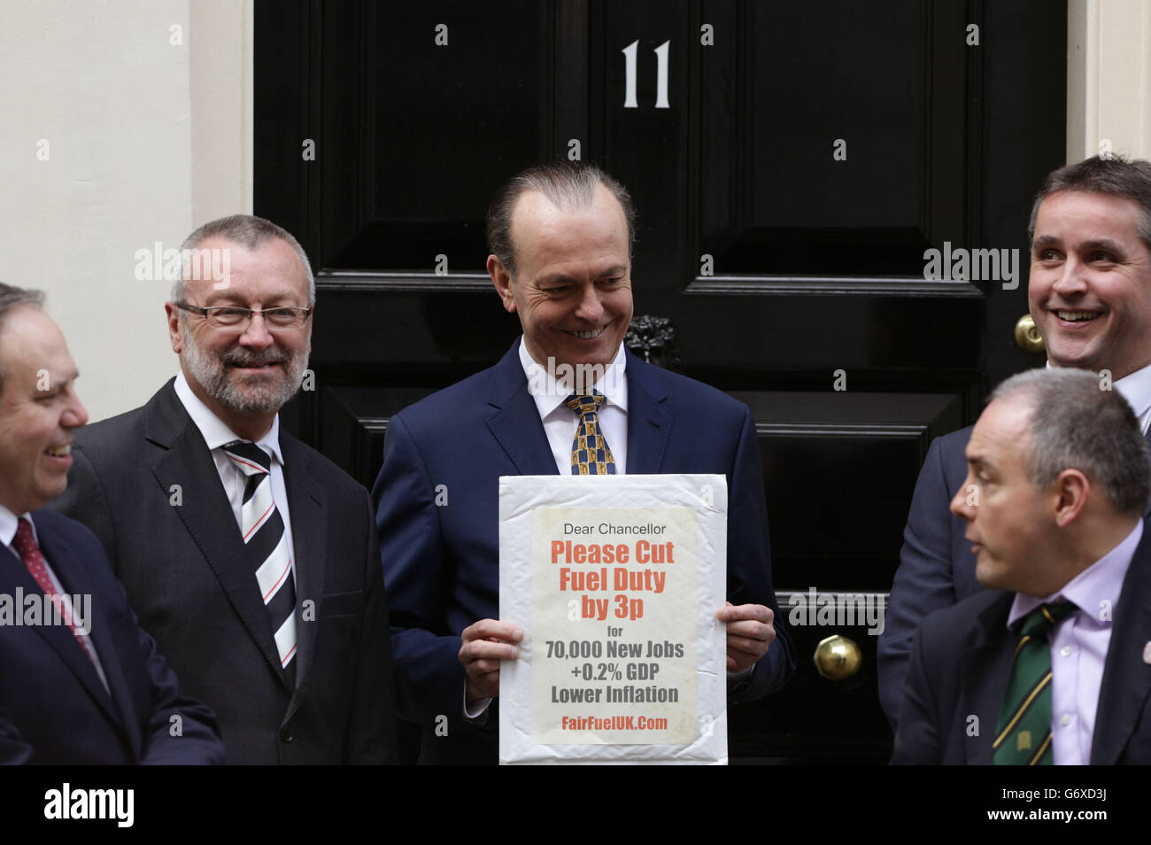 FairFuelUK-Aktivisten, darunter der Autojournalist Quentin Willson (Mitte), vor der Downing Street Nr. 11 in London, nachdem er einen Brief an Nr. 10 abgegeben hatte, in dem er um eine 3-Cent-Senkung des Diensts eine Woche vor dem Budget forderte. Stockfoto