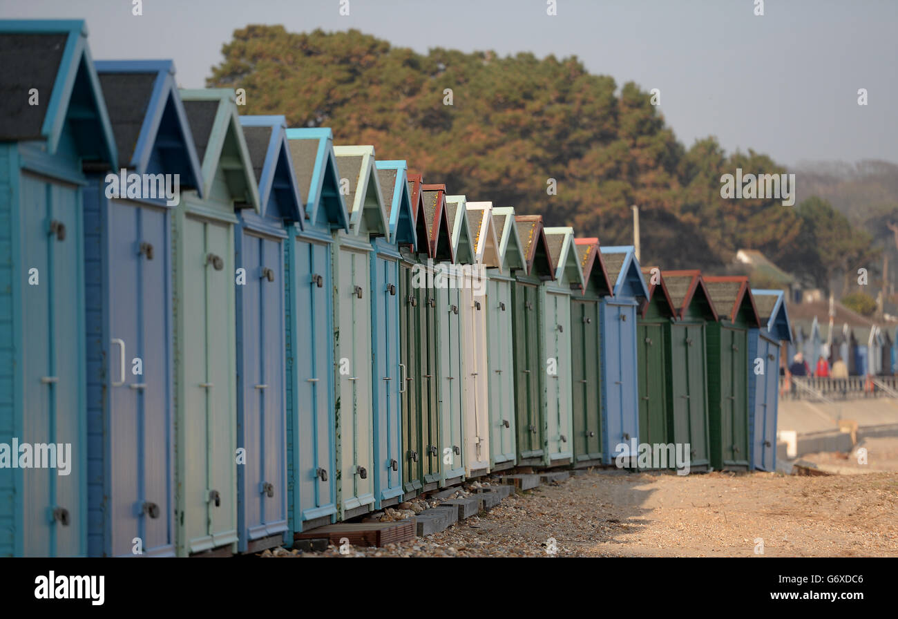 Allgemeiner Blick auf Strandhütten am Avon Beach In Mudeford bei Christchurch Stockfoto