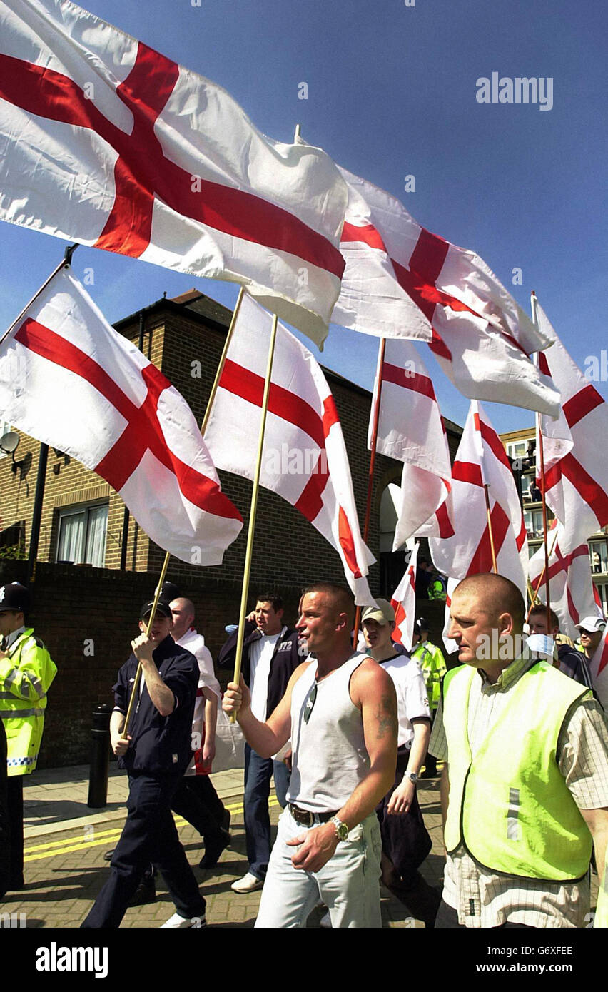 Anhänger der British National Front marschieren durch Bermondsey im Süden Londons, während die rechtsextreme Gruppe ihre jährliche St. George's Day Parade veranstaltet. Stockfoto
