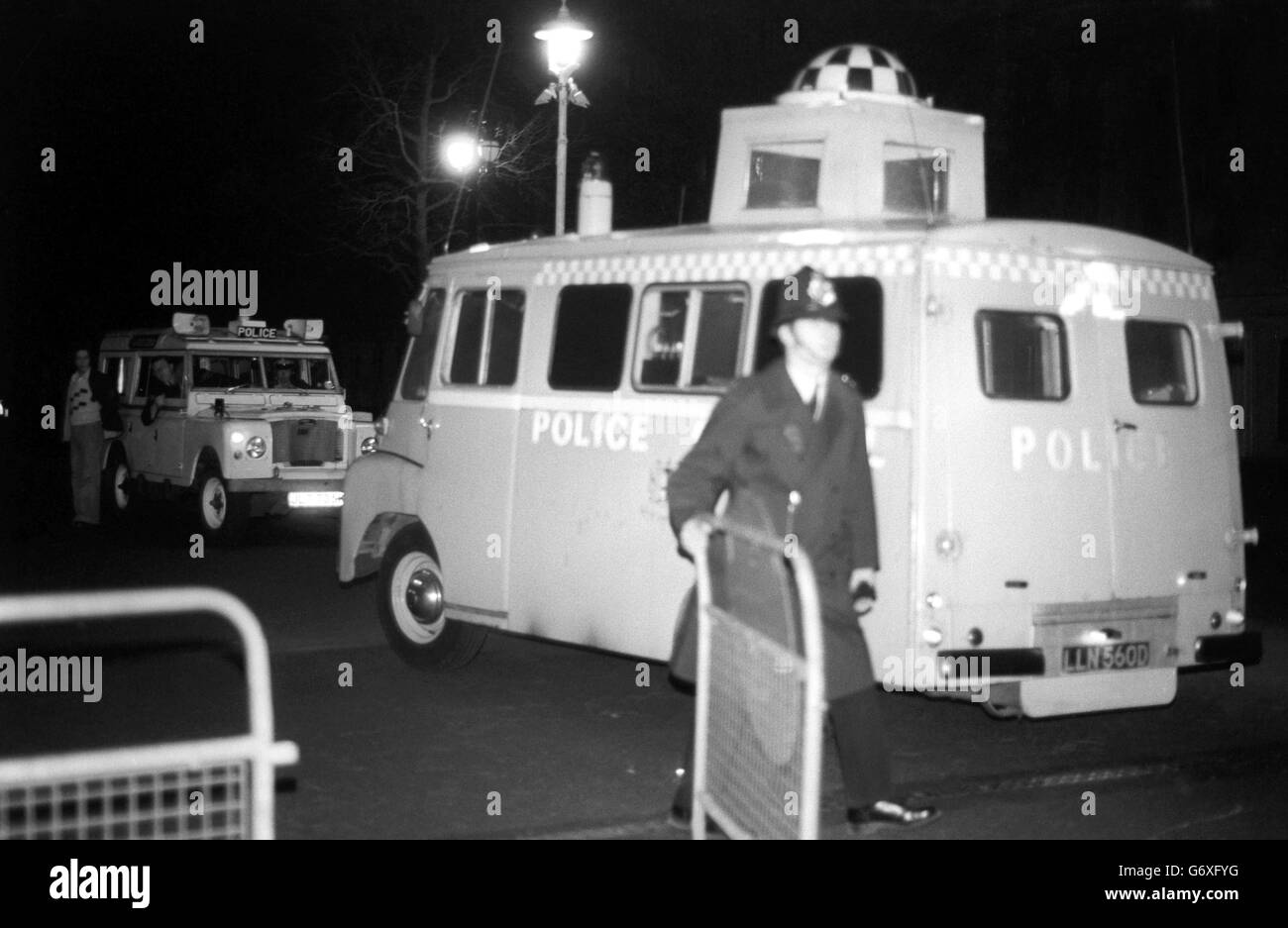 Ein Polizeiwagen am Tatort des versuchten Mordes an dem Leibwächter von Prinzessin Anne, Inspektor James Beaton, in der Pall Mall. Stockfoto