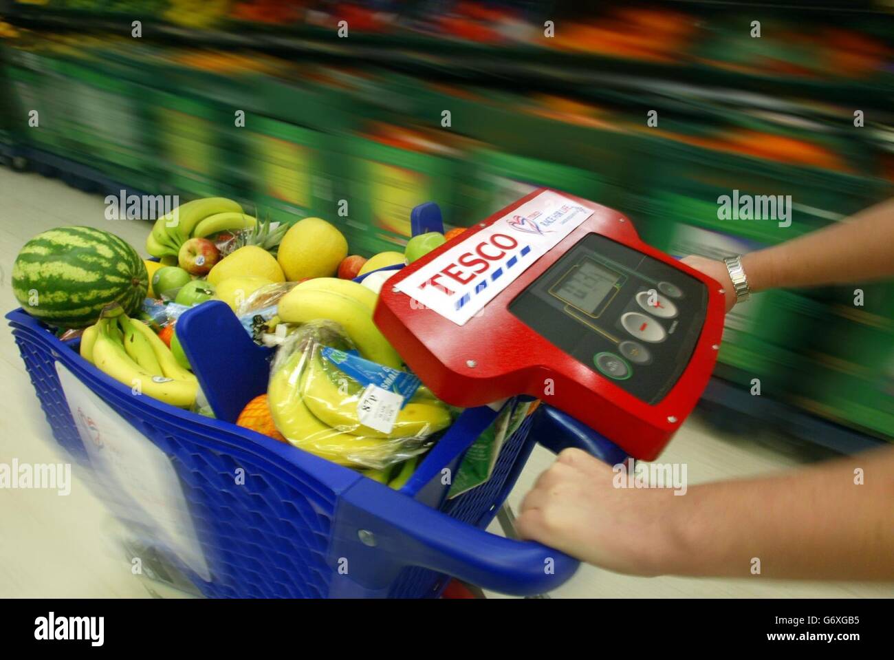 Im Tesco's in der West Comwell Road, West London, wird ein Trolley enthüllt, der den Käufern helfen kann, die Kalorien zu verbrennen, während sie die Gänge mit dem Schleppnetzfischerei-Trawling durchfahren. Der Trim Trolley verfügt über eine Reihe von Geräten, die normalerweise auf einem Trainingsgerät in einem Fitnessstudio zu finden wären. Stockfoto