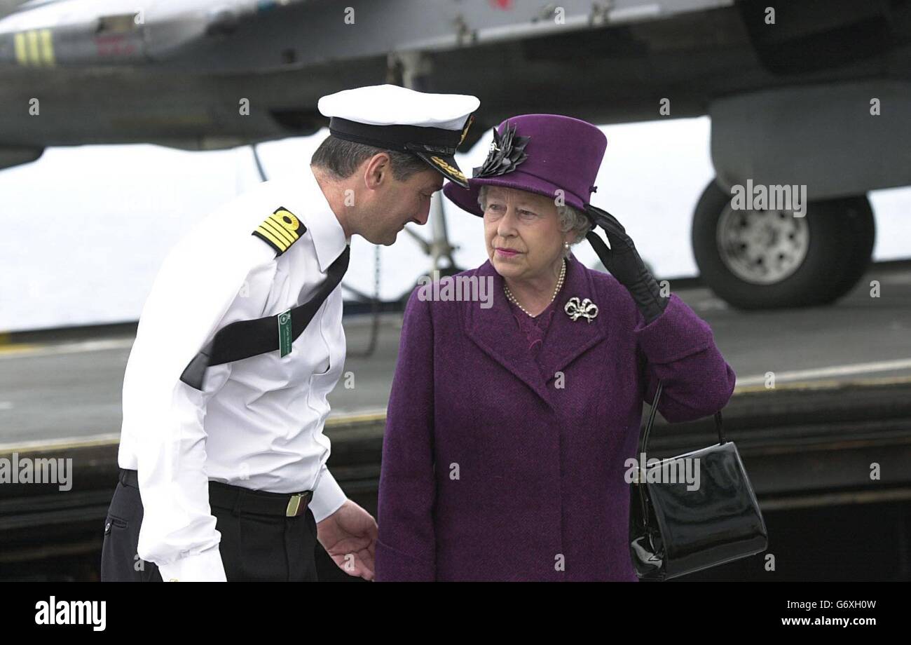 Die britische Königin Elizabeth II. Spricht mit HMS Invincible Captain Trevor Soar während eines Besuchs auf dem Schiff in der Nähe von Portland Bill, Dorset. Stockfoto