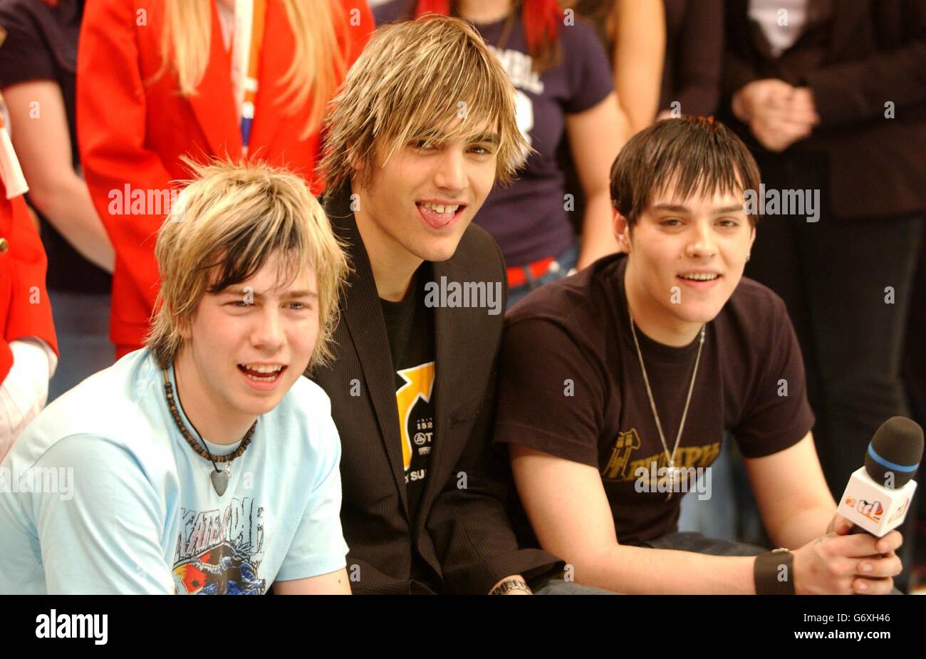 (Von links nach rechts) James Bourne, Charlie Simpson und Matt Willis von der Boyband Busted während ihres Gastauftritts bei MTV TRL UK in den MTV Studios in Camden, Nord London. Die Jungs bewerben derzeit ihre letzte Single 'Air Hostess', die gestern veröffentlicht wurde. Stockfoto