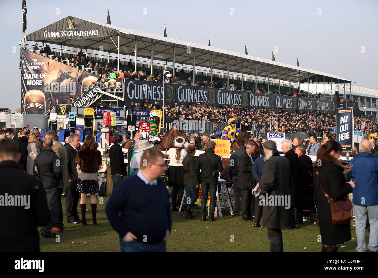 Pferderennen - 2014 Cheltenham Festival - St. Patrick's Day - Cheltenham Rennbahn. Racegoers genießen die Atmosphäre während des St. Patrick's Day beim Cheltenham Festival. Stockfoto