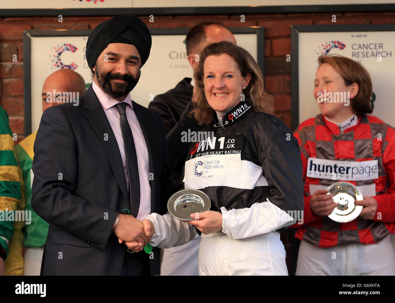 Heather Kemp nimmt eine Auszeichnung nach dem Cancer Research UK entgegen Charity-Rennen während des St. Patrick's Day auf der Cheltenham Racecourse Stockfoto