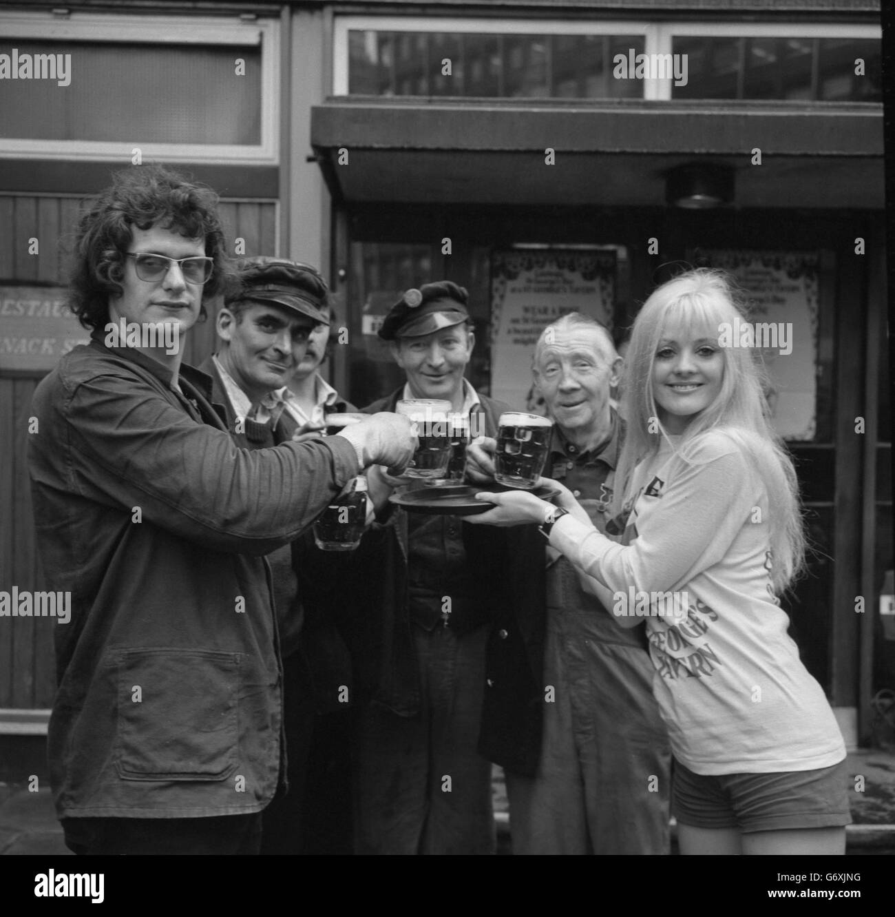 Bräuche und Traditionen - St.-Georgs Tag - Viki Johnson - der Hirsch, London Stockfoto