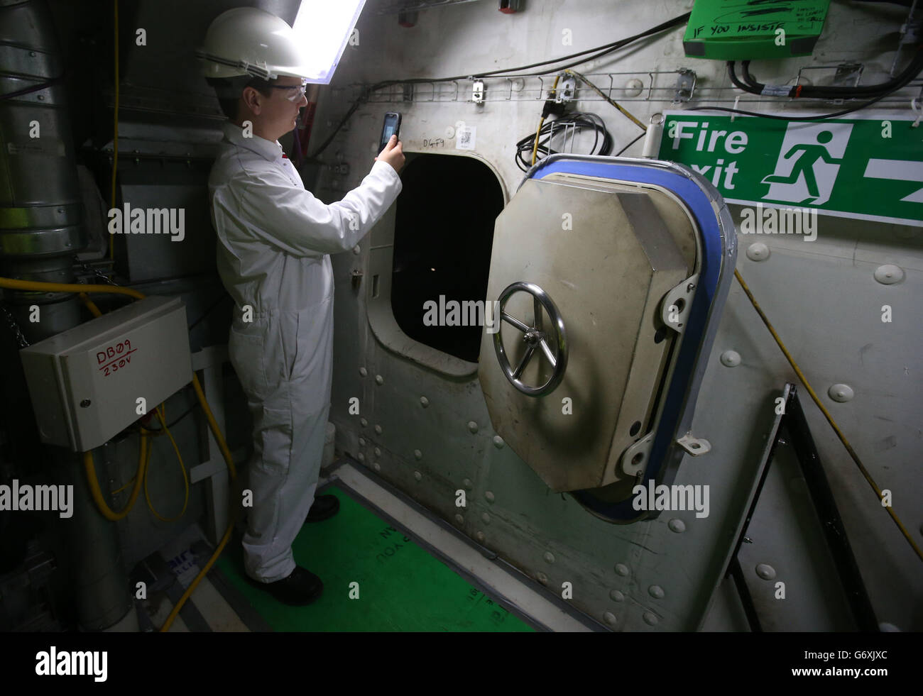 BAE Systems Phil Applegate nutzt das einzigartige QR-System, um sich auf dem Schiff an den Rosyth Docks um die HMS Queen Elizabeth Aircraft Carrier zu navigieren. Stockfoto