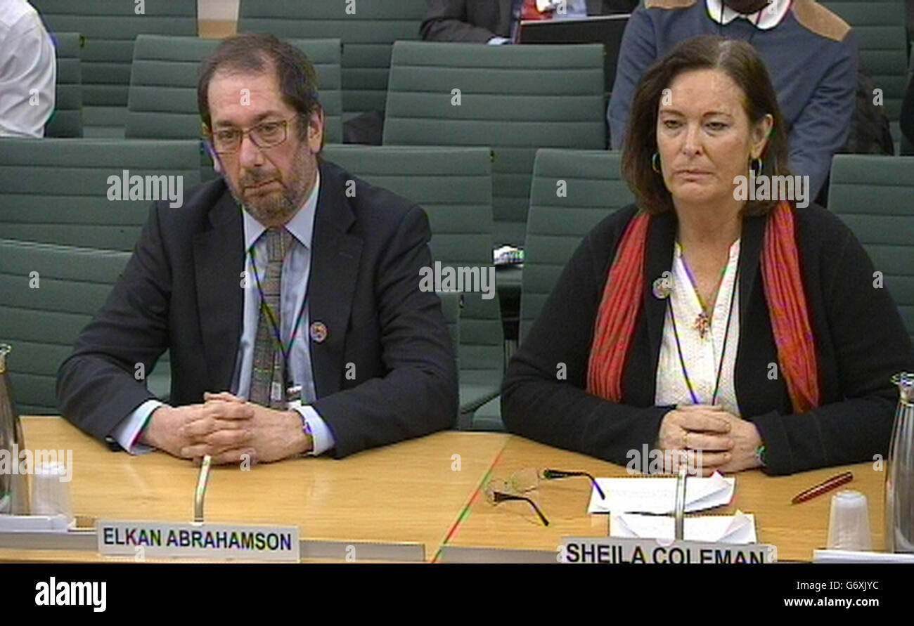 Elkan Abrahamson und Shelia Coleman von der Hillsborough-Justizkampagne geben dem Innenausschuss des Unterhauses im Portcullis House in London Beweise. Stockfoto