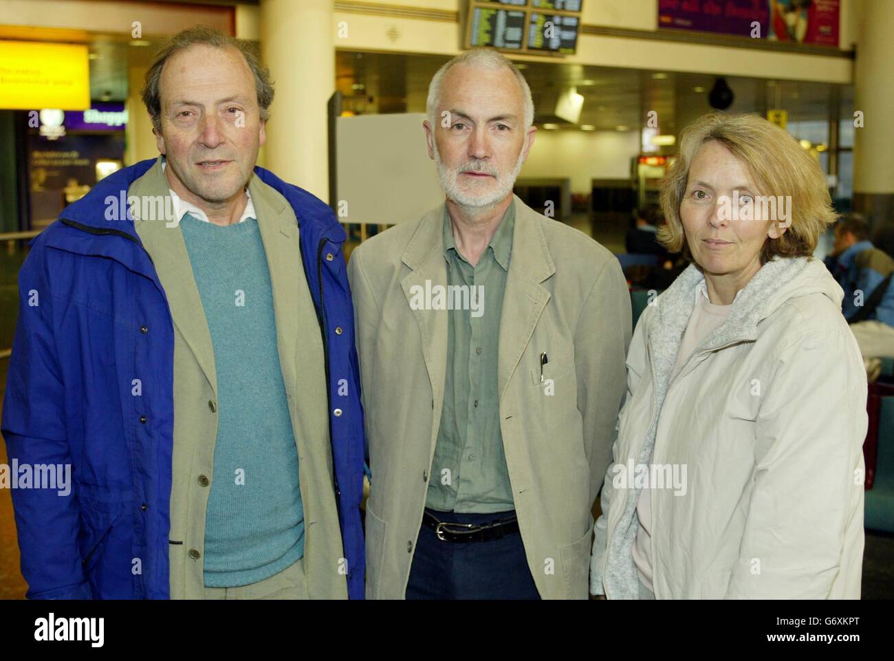 Roger Telfer, 59,(C) aus Colchester, Essex, stand mit Stephen Jakobiat (Direktor) und Sarah dmas von Fair Trials Abroad am Flughafen Gatwick zusammen, nachdem sie nach einem einwöchigen Besuch bei seiner Tochter Marianne aus der Dominikanischen Republik zurückgekehrt war, wo sie nach dem Vorwurf des Drogenhandels, nach ihrem Freund, Richard Flack, 34, starb beim Versuch, Kokain in seinem Magen zu schmuggeln. Stockfoto