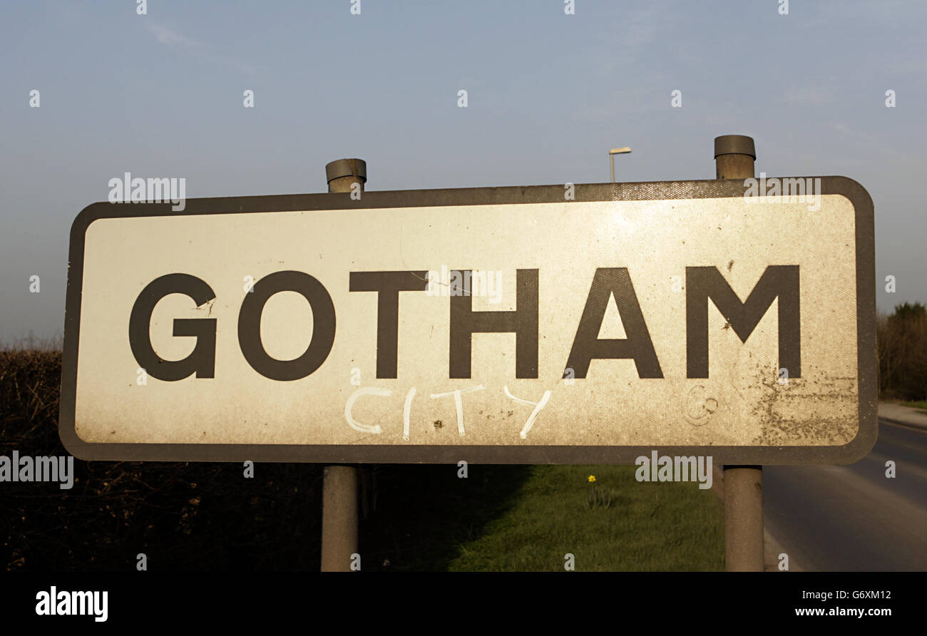 Ein Straßenschild in Gotham Village, einschließlich der Stelle, an der jemand „Stadt“ darunter geschrieben hat. Stockfoto