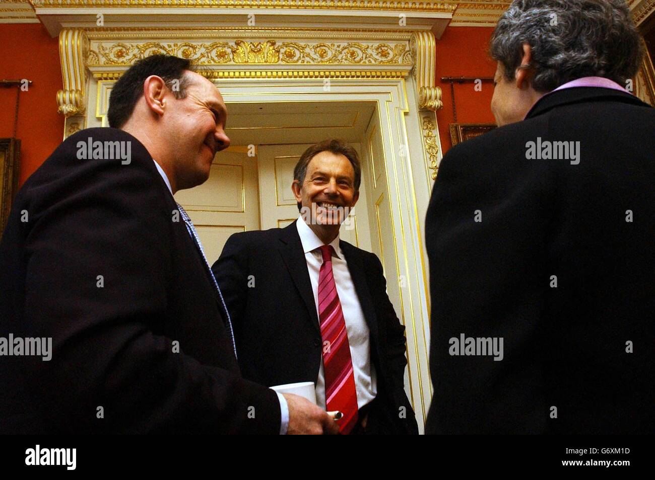 Der Premierminister Tony Blair unterhielt sich mit Gesundheitsfachleuten während eines NHS-Frühstückstreffens in der Downing Street, wo er von Gesundheitsminister John Reid begleitet wurde. Stockfoto
