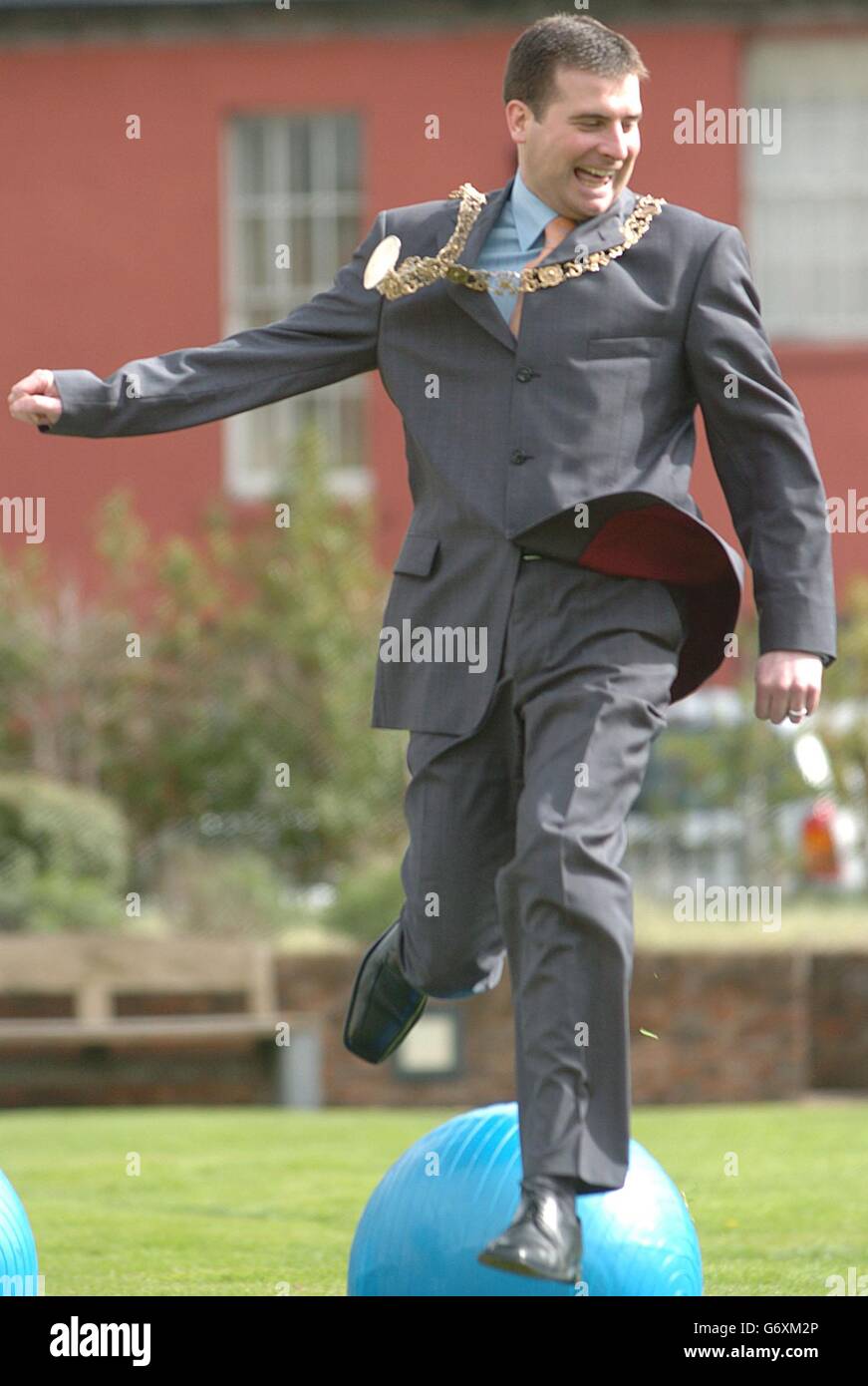 Royston Brady, Oberbürgermeister von Dublin, beim Start der „Change of Heart“-Kampagne von Irlands im South Western Health Board (gilt für South Dublin, Kildare und West Wicklow) . Die nationale Sensibilisierungskampagne ist eine der Initiativen, die im Rahmen der Gesundheitsagenda als Teil der Präsidentschaft Irlands in der Europäischen Union ergriffen werden, um die Aufmerksamkeit der Öffentlichkeit auf Veränderungen der Herzgesundheit und des Lebensstils zu lenken, die die Lebensqualität ihrer Bürger verbessern könnten. Stockfoto