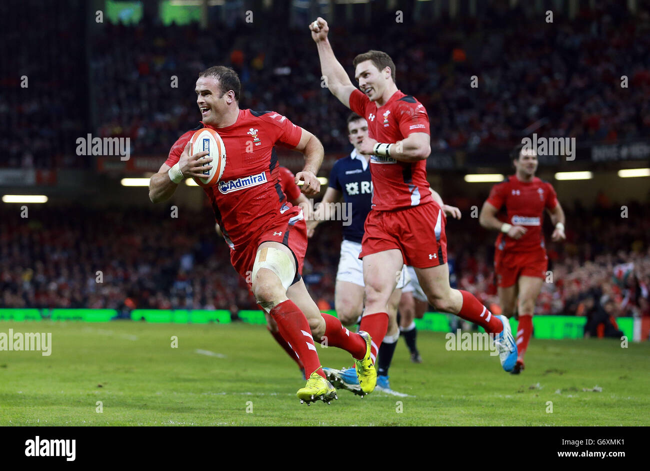 Rugby Union - RBS Six Nations - Wales / Schottland - Millennium Stadium. Wales Jamie Roberts läuft im dritten Versuch während des RBS Six Nations-Spiels im Millennium Stadium, Cardiff. Stockfoto