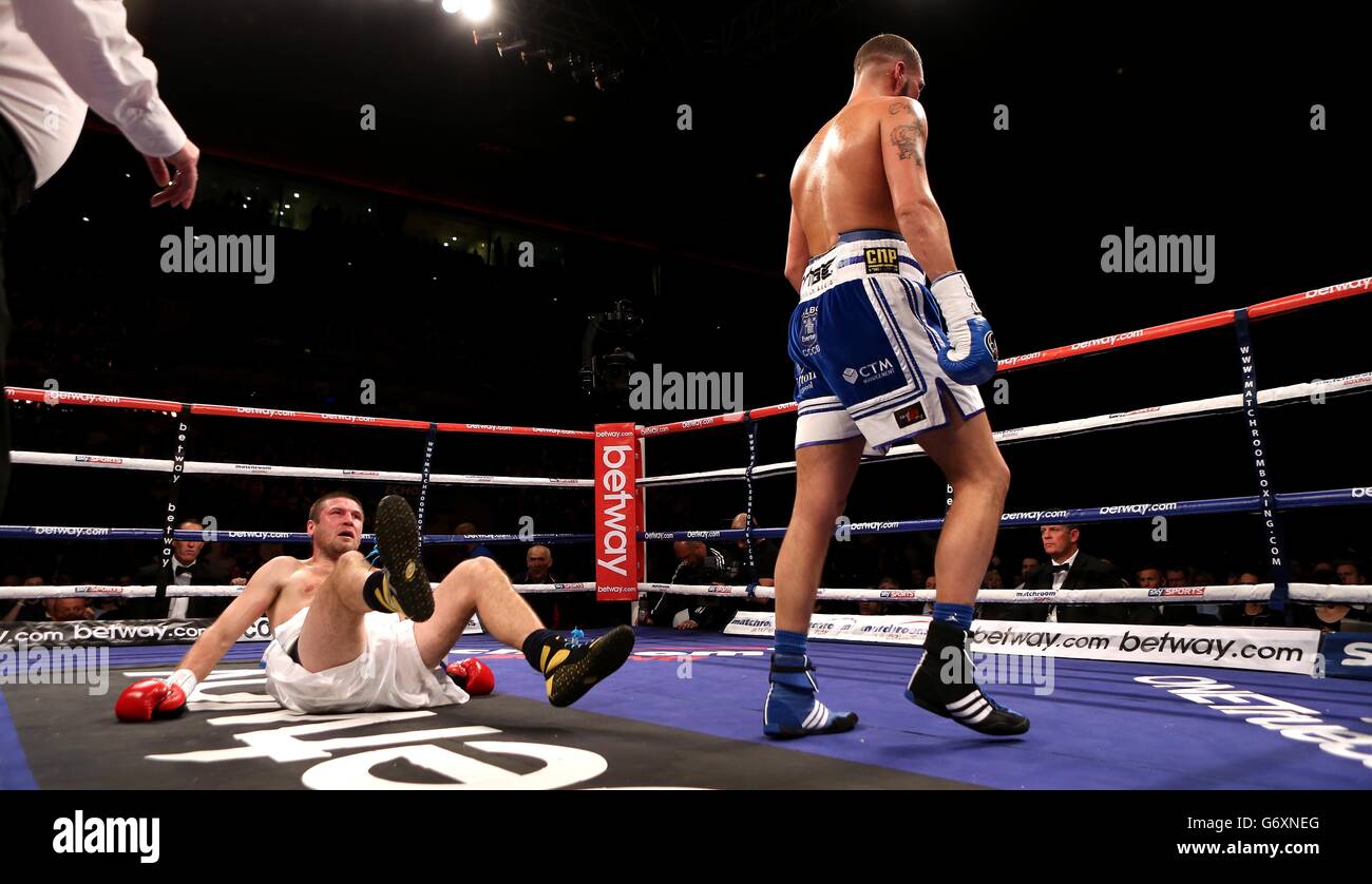 Valery Brudov (links), nachdem Tony Bellew bei ihrem WBO International Crusierweight Kampf in der Echo Arena Liverpool niedergeschlagen wurde. Stockfoto