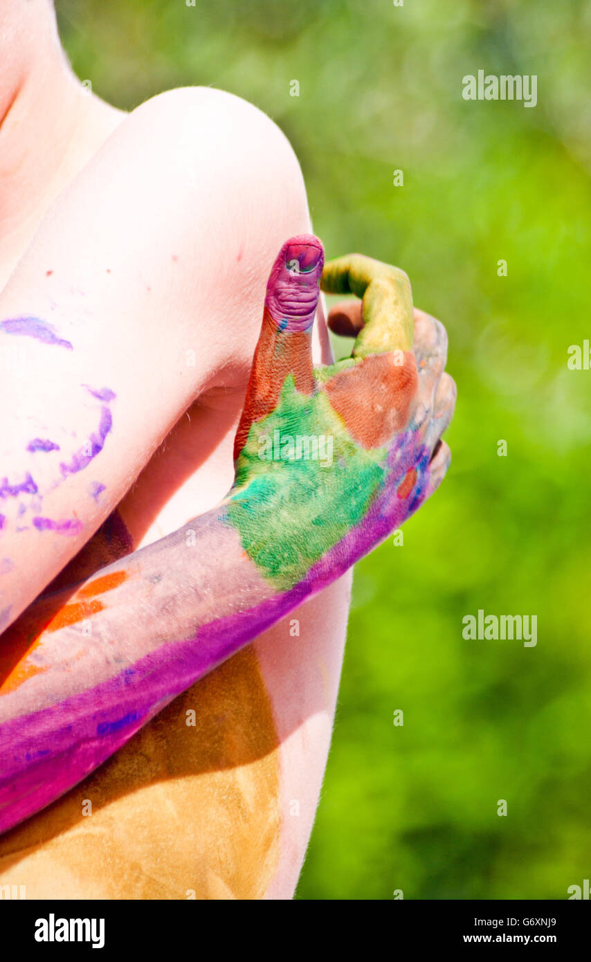 Kinder spielen, farbenfrohen Designs mit Händen tauchte in Farbstoff Stockfoto