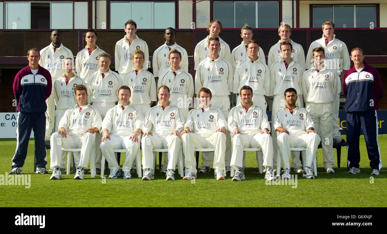 Northamptonshire County Cricket Club 2004 Teambild. Zurück l zu R: Ricky Anderson, Mark Phythian, Chris Goode, Carl Greenidge, Tom Huggins, Craig Jennings, Richard King, Adam Shantry. Mittlere Reihe L bis R: Kepler Wessels, Tim Roberts, Gerry Brophy, Mark Powell, Robert White, Ben Phillips, Jeff Cook, Mike Cawdron, Toby Bailey, David Capel. Vorne L bis R: Johan Louw, Jason Brown, David Sales, Graeme Swann, Steffan Jones, Usman Afzaal. Stockfoto