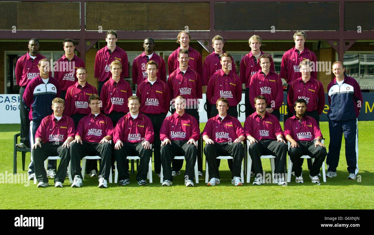 Northampton County Cricket Club 2004 Team in der 20/20 Kit für die Saison 2004. Back l to R : Ricky Anderson, Mark Phythian, Chris Goode, Carl Greenidge, Tom Huggins, Craig Jennings, Richard King, Adam Shantry. Mittlere Reihe L bis R: Kepler Wessels, Tim Roberts, Mark Powell, Robert White, Ben Phillips, Jeff Cook, Mike Cawdron, Toby Bailey, David Capel. Vorne L bis R: Gerry Brophy , Johan Louw, Jason Brown, David Sales, Graeme Swann, Steffan Jones, Usman Afzaal. Stockfoto