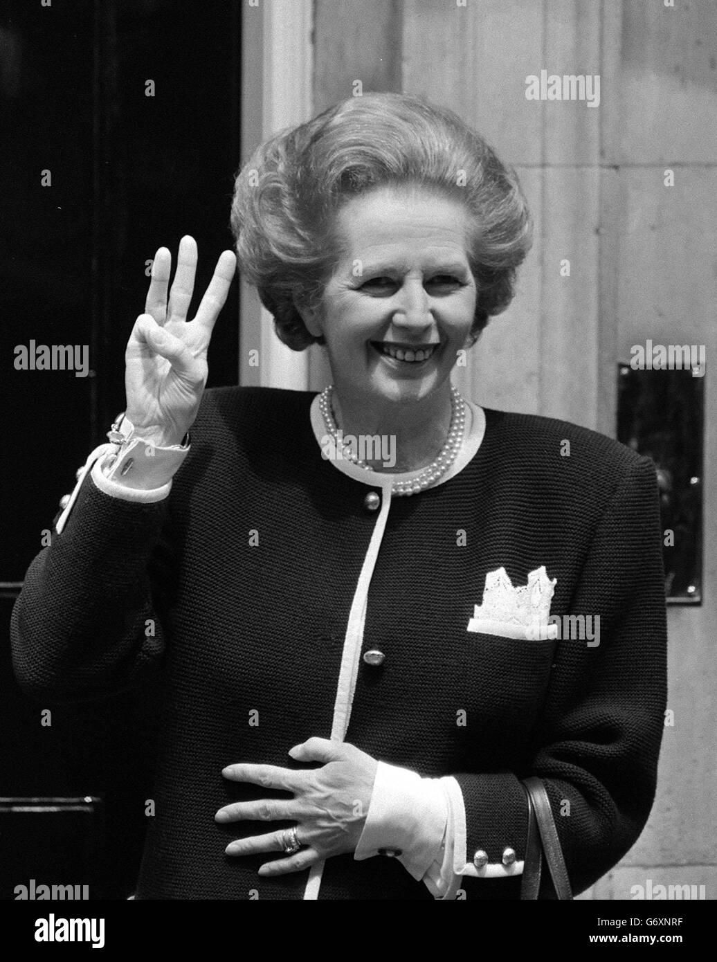 11. JUNI: An diesem Tag im Jahr 1987 wird Margaret Thatcher die erste Premierministerin seit mehr als 160 Jahren, die drei aufeinanderfolgende Amtszeiten gewinnt. Premierministerin Margaret Thatcher hält drei Finger vor der Downing Street 10 in London und weist darauf hin, dass sie die erste Premierministerin dieses Jahrhunderts ist, die für eine dritte Amtszeit gewählt wird. Stockfoto