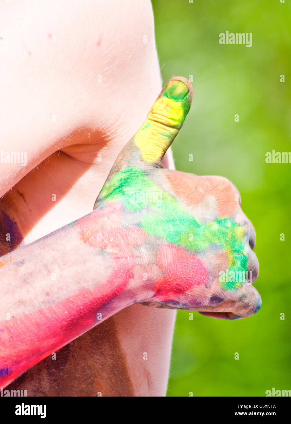 Kinder spielen, farbenfrohen Designs mit Händen tauchte in Farbstoff Stockfoto