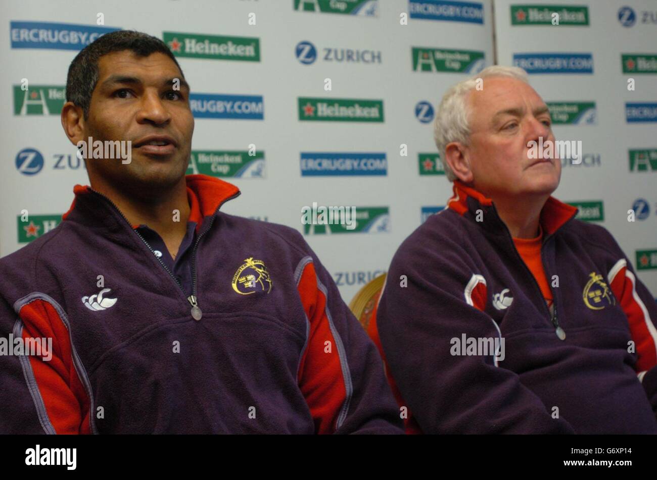 Munster-Kapitän Jim Williams (links) mit seinem Trainer Alan Gaffney während einer Pressekonferenz in einem Hotel in Dublin, Irland, vor dem Halbfinale der Teams mit Wespen an diesem Sonntag in der Landsdowne Road in Dublin. Stockfoto