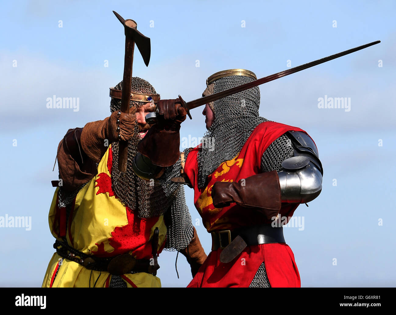 Roy Ramsey (links) als Robert the Bruce mit Roy Murray als Edward II während der Eröffnung des Bannockburn Live Festivals, im Stirling Castle, das den 700. Jahrestag der Schlacht von Bannockburn begehen wird. Stockfoto