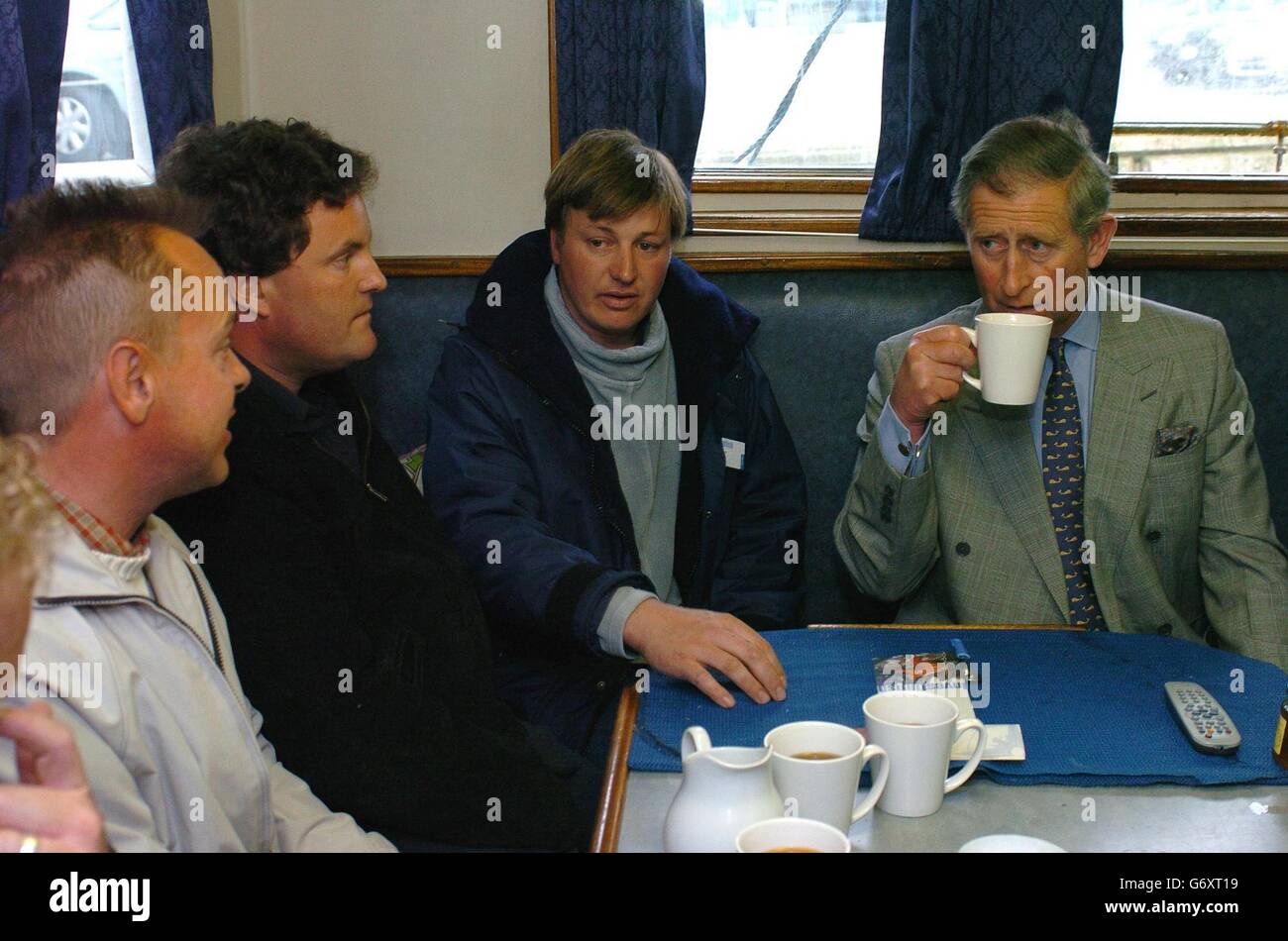 Der Prinz von Wales spricht mit Fischerbooten bei einer Tasse Tee an Bord der Margaret of Ladram im Hafen von Plymouth, während er das Invest in Fish South West Projekt besucht. Sein nächster Halt wird die Riverford Farm in Buckfastleigh, South Devon, sein, wo sich das Bio-Lebensmittelgeschäft Riverford Organic Vegetables befindet. Stockfoto