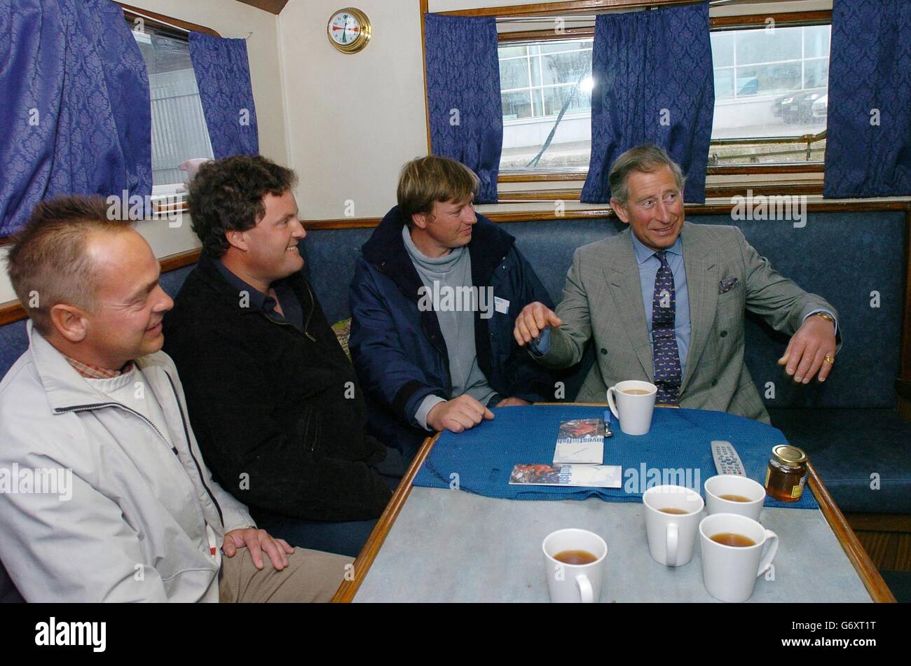 Der Prinz von Wales spricht mit Fischerbooten bei einer Tasse Tee an Bord der Margaret of Ladram im Hafen von Plymouth, während er das Invest in Fish South West Projekt besucht. Sein nächster Halt wird die Riverford Farm in Buckfastleigh, South Devon, sein, wo sich das Bio-Lebensmittelgeschäft Riverford Organic Vegetables befindet. Stockfoto