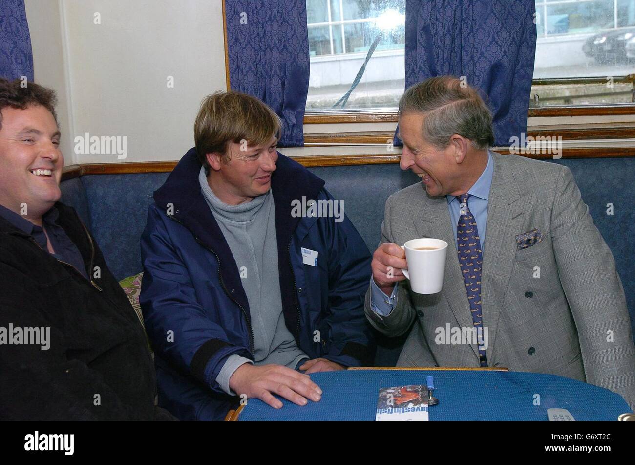 Der Prinz von Wales spricht mit Fischerbooten bei einer Tasse Tee an Bord der Margaret of Ladram im Hafen von Plymouth, während er das Invest in Fish South West Projekt besucht. Sein nächster Halt wird die Riverford Farm in Buckfastleigh, South Devon, sein, wo sich das Bio-Lebensmittelgeschäft Riverford Organic Vegetables befindet. Stockfoto