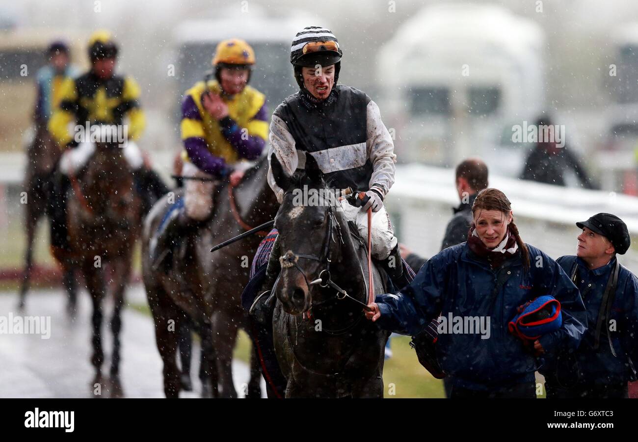 Oyster Shell und Jake Greenall führen das Feld nach der Handicap Chase der Wye Valley Brewery auf der Rennbahn Ludlow an. Stockfoto