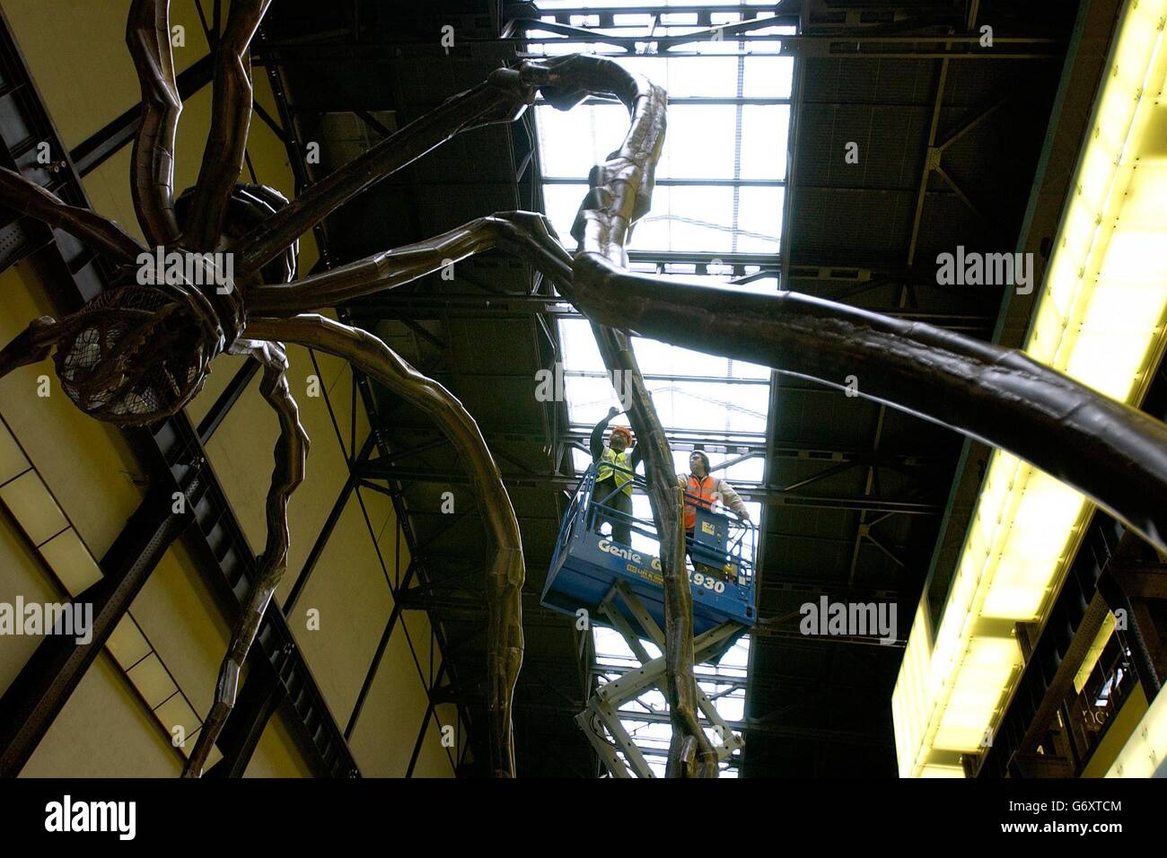 Installation "Maman" - Turbinenhalle Stockfoto