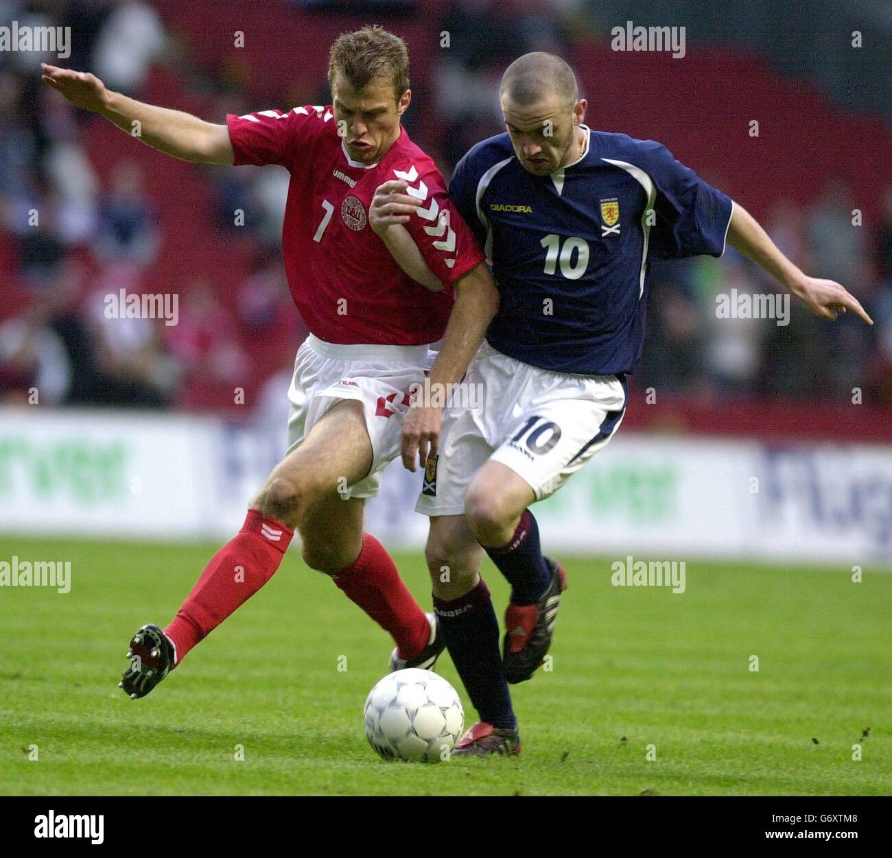 Der schottische James McFadden fordert den dänischen Daniel Jenson beim internationalen Fußballfreundschaftsspiel Dänemark gegen Schottland im Parkenstadion in Kopenhagen heraus. Stockfoto