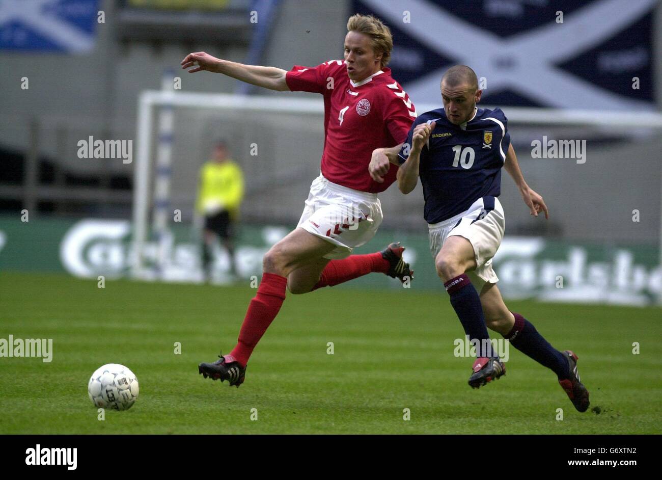 Der schottische James McFadden (rechts) fordert den dänischen Martin Laursen während des internationalen Fußballfreundschaftsspiel Dänemark gegen Schottland im Parkenstadion in Kopenhagen heraus. Stockfoto