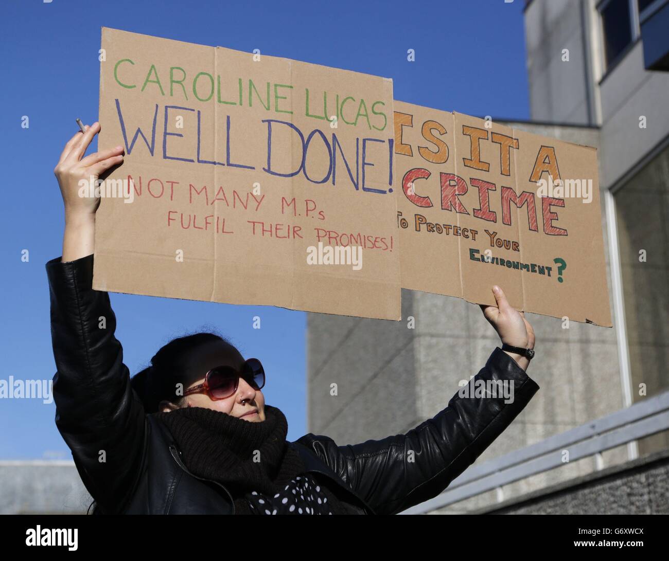 Anti-Fracking-Aktivisten versammeln sich vor dem Richtergericht von Brighton in East Sussex, während die Abgeordnete Caroline Lucas vor Gericht wegen Vergehen in der öffentlichen Ordnung steht, die angeblich während der Anti-Fracking-Proteste in Balcombe im vergangenen Jahr begangen wurden. Stockfoto