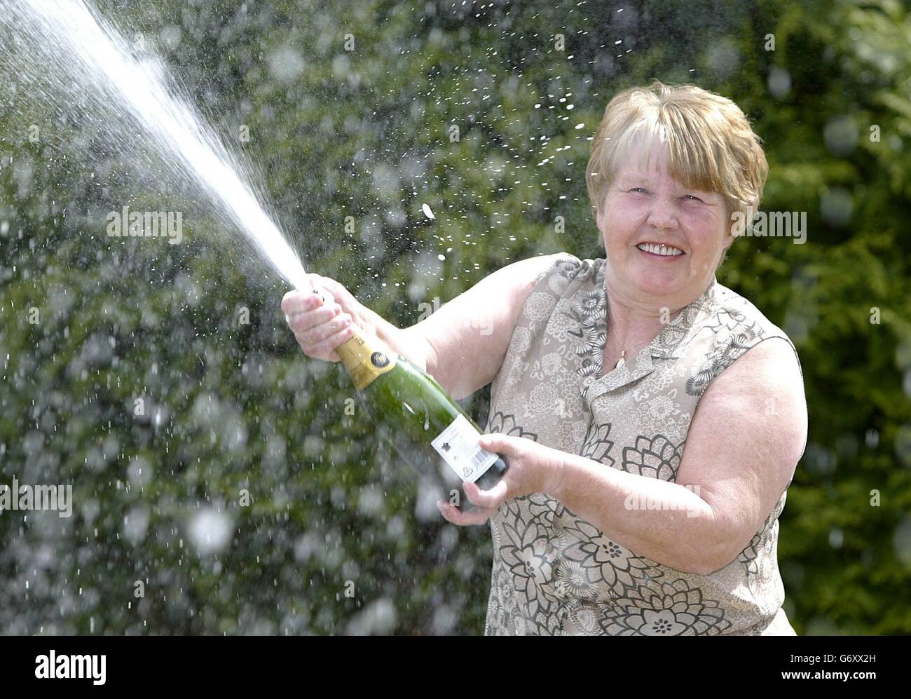 Eileen Williams feiert gewinnen Lotterie Stockfoto