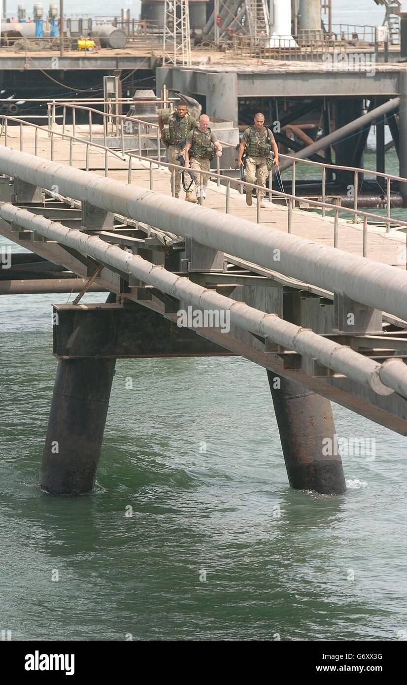 American Marines am baufälligen Khawr al Amaya Oil Terminal, das HMS Grafton schützt. Das Typ 23 Fregatte patrouilliert derzeit in den Gewässern vor der irakischen Küste. Die ersten Schiffe des ICDF wurden heute offiziell in Betrieb genommen. Die Koalition hofft, dass der ICDF, der als "mehr als eine Küstenwache, aber ohne die Angriffskapazität einer Marine" bezeichnet wird, letztendlich die Verantwortung für die Sicherheit in den irakischen Gewässern übernimmt. Stockfoto