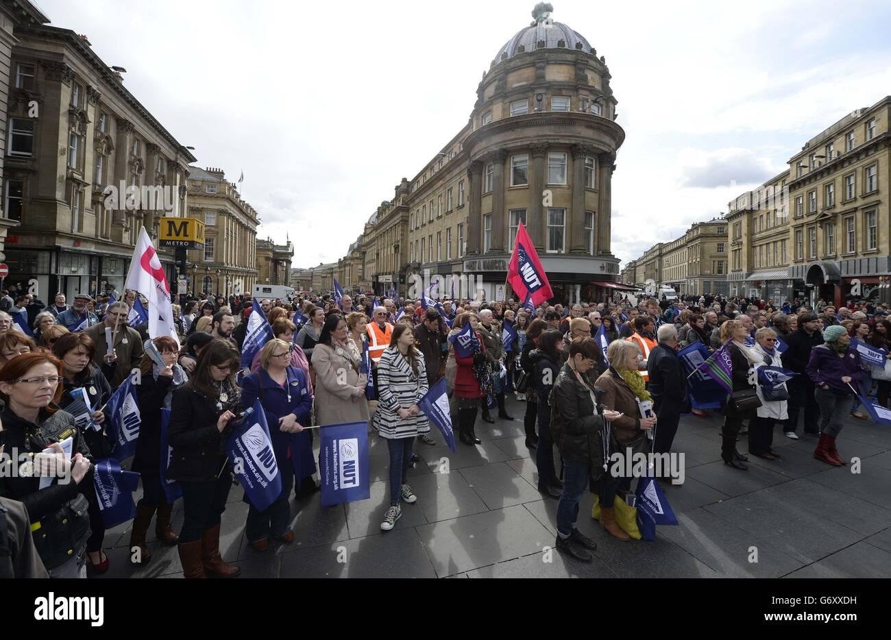 Eine Lehrerdemonstration von Monument in Newcastle zur Unterstützung der National Union of Teachers (NUT) während eines eintägigen Streiks von Lehrern in England und Wales, die gegen Änderungen ihrer Bezahlung, Renten und Arbeitsbedingungen protestieren. Stockfoto