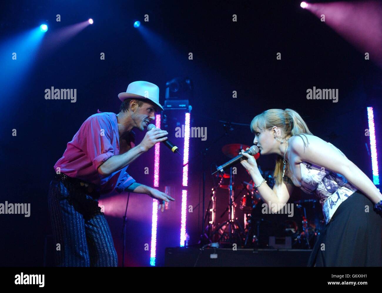 Die Glam-Rock-Gruppe The Scissor Sisters treten im Rahmen des Carling Live 24 Musikevents live auf der Bühne der Carling Academy in Brixton im Süden Londons auf. Stockfoto