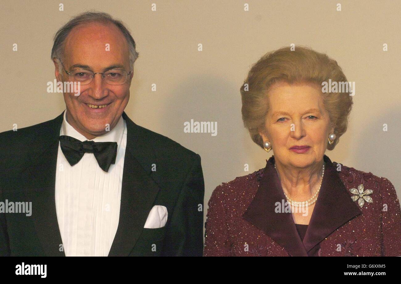 Baroness Thatcher und Michael Howard kommen zu ihrem Ehren zum 25. Jahrestag ihrer Wahl zur Premierministerin im Savoy zu einem Abendessen an. 08/05/04: Lady Thatcher endet heute Abend eine Woche voller Ereignisse zum 25. Jahrestag ihrer Wahl zur Premierministerin, als sie vom Jugendflügel der Tory-Partei - Conservative Future - bei einem Empfang im East India Club in London gefeiert wird. Es ist das dritte große Ereignis eines einwöchigen Programms, um an ihren Beitritt zur Downing Street am 4 1979. Mai zu erinnern. Stockfoto