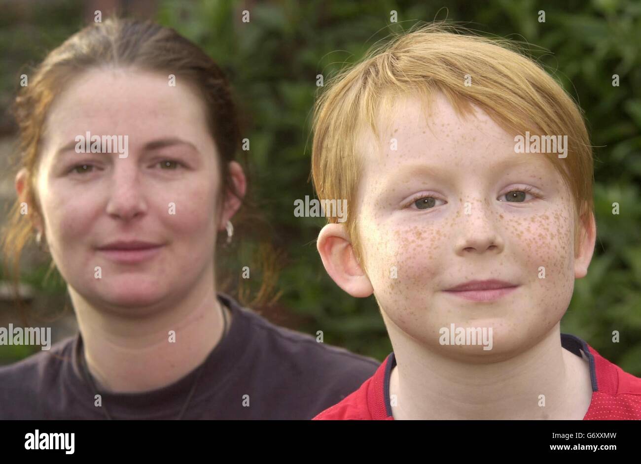 Helen Marshall mit ihrem achtjährigen Sohn Joseph, der Hillcrest Primary School, Totterdown, Bristol besucht. Joseph wurde von der Einnahme von Sonnencreme in die Schule verboten, da es eine Gesundheitsgefährdung für andere Schüler darstellt, obwohl er es auf seiner sehr schönen Haut verwenden muss. Stockfoto